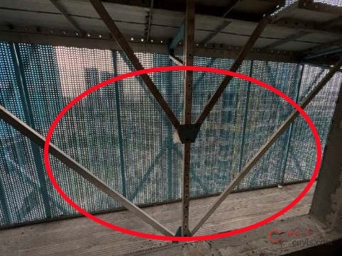 【隐患】架体内外两侧未连续设置水平支承桁架