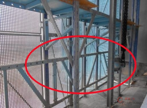 【隐患】架体内外两侧未连续设置水平支承桁架