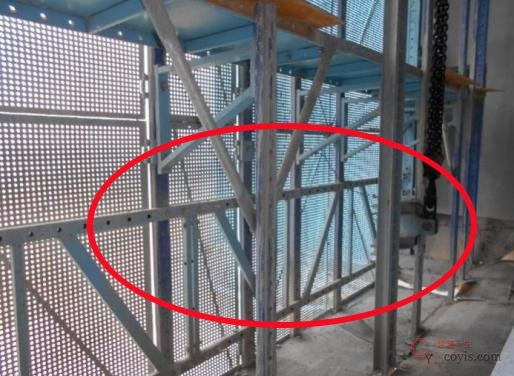 【隐患】架体内外两侧未连续设置水平支承桁架