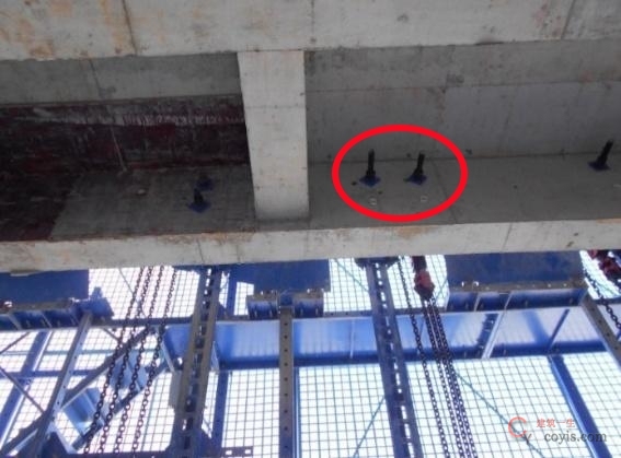 【隐患】附着支座采用单螺栓固定