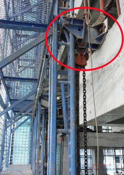 【隐患】利用附着支承装置悬挂提升设备,附着支座未固定在结构上