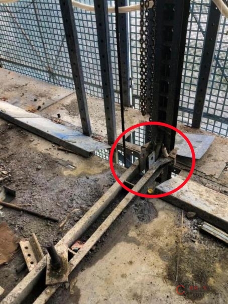 【隐患】超长附着支座未设置拉杆