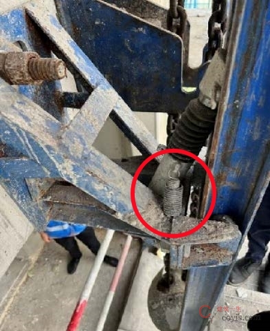 【隐患】卸荷顶撑加拉簧、压簧影响架体升降