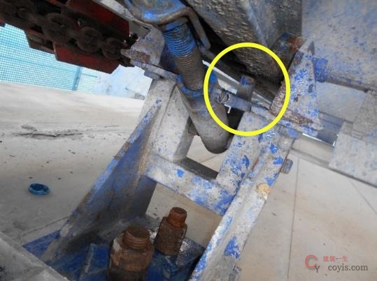 【隐患】防坠摆块未能与导轨横杆接触