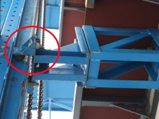 【隐患】每侧只有一个导轮、导轮与导轨间隙大于5mm