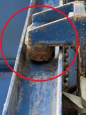 【隐患】每侧只有一个导轮、导轮与导轨间隙大于5mm