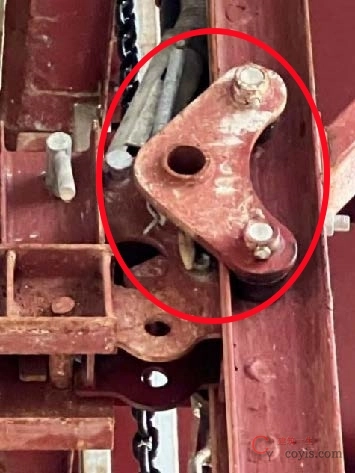 【隐患】每侧只有一个导轮、导轮与导轨间隙大于5mm