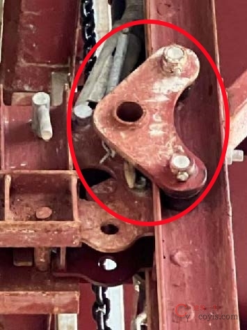 【隐患】每侧只有一个导轮、导轮与导轨间隙大于5mm