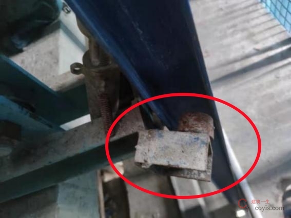 【隐患】导轨每侧只有一个导轮、导轮座变形严重