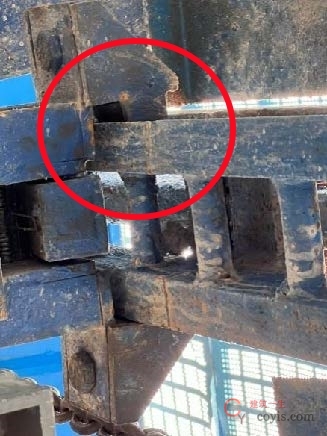 【隐患】导轨每侧只有一个导轮、导轮座变形严重