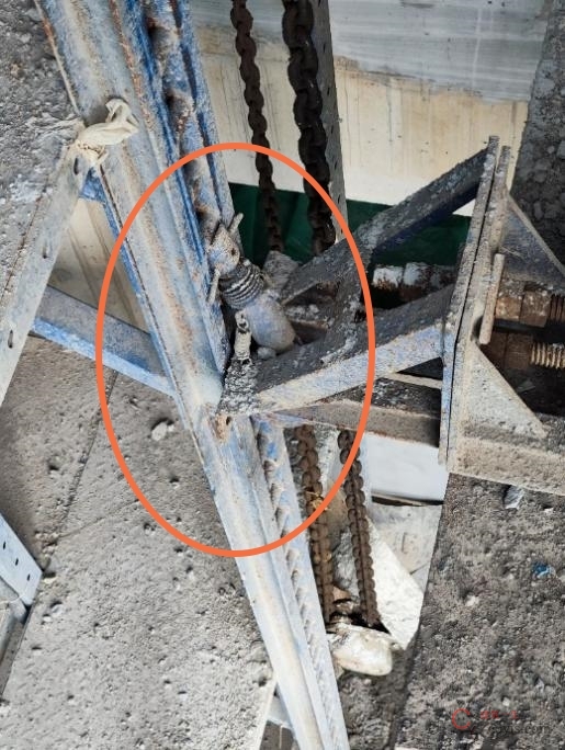 【隐患】导轨一侧未设置导轮座