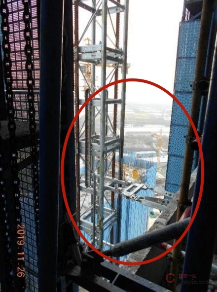 【隐患】架体开洞口防护不足