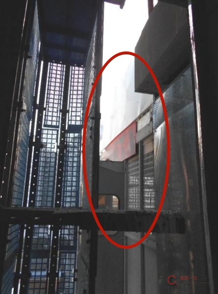 【隐患】架体开洞口防护不足