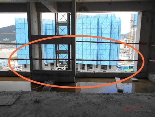 【隐患】爬架下部楼层临边防护不足