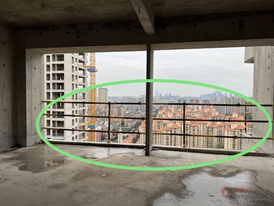 【正确】爬架下部楼层临边防护到位