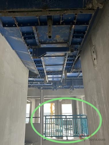 【正确】爬架下部楼层临边防护到位