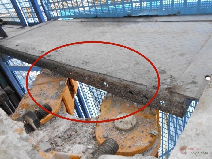 【隐患】脚手板压着塔吊附着装置