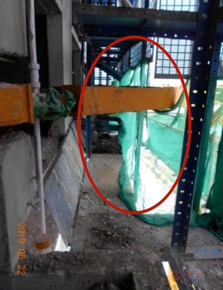 【隐患】塔吊附墙杆开口处防护不到位