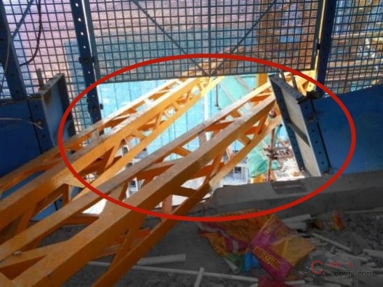 【隐患】塔吊附墙杆开口处防护不到位