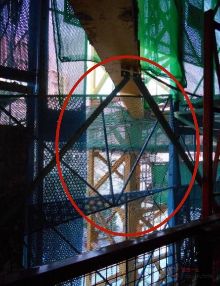 【隐患】塔吊附墙杆开口处防护不到位