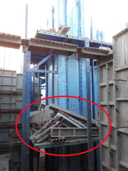 【隐患】架体脚手板上超载堆放模板杂物