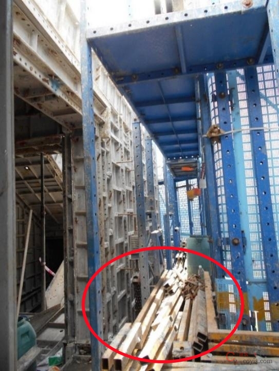 【隐患】架体脚手板上超载堆放模板杂物