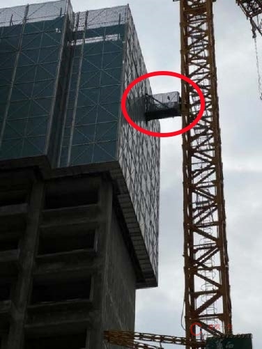 【隐患】架体设置塔吊通道