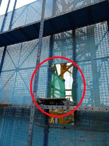 【隐患】架体设置塔吊通道