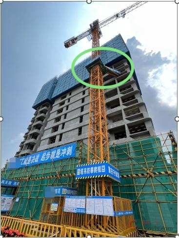 【正确】塔吊通道设在爬架下方