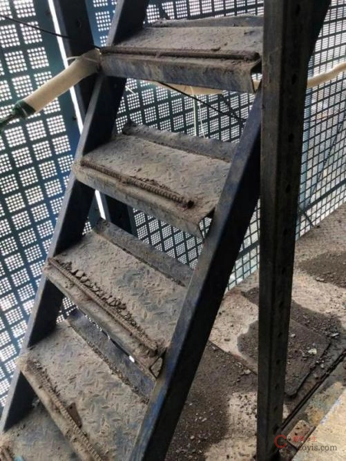 【隐患】上下楼梯设置不规范、防护措施不足