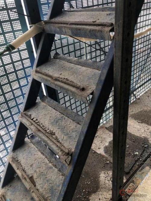 【隐患】上下楼梯设置不规范、防护措施不足