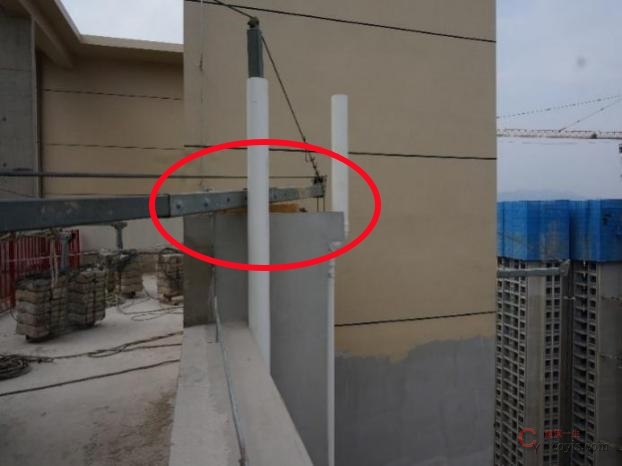 【隐患】吊篮横梁搁置在女儿墙