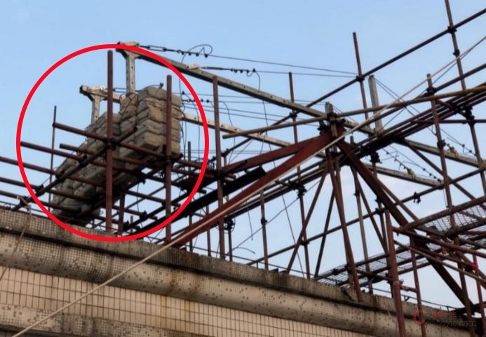 【隐患】前后支架支承在钢管上