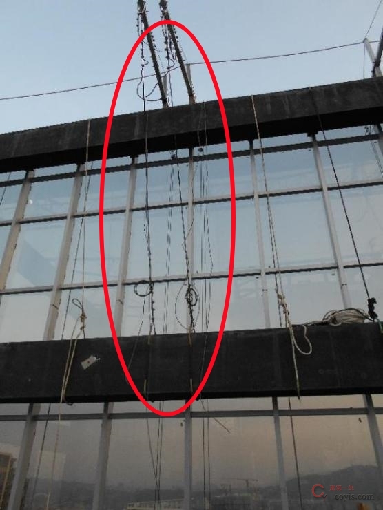 【隐患】后梁采用柔性拉结,钢丝绳端头使用U 型钢丝绳夹