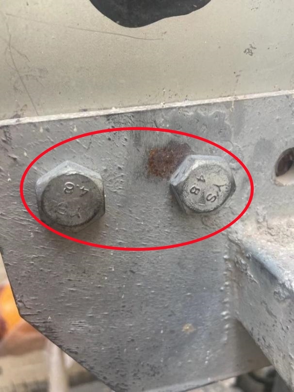 【隐患】安全锁与悬吊平台未采用高强度螺栓连接