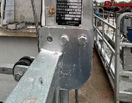 【正确】安全锁与悬吊平台采用高强度螺栓连接