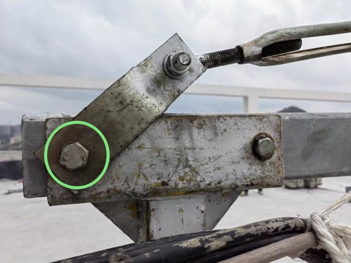 【正确】后支架与横梁采用高强度螺栓连接