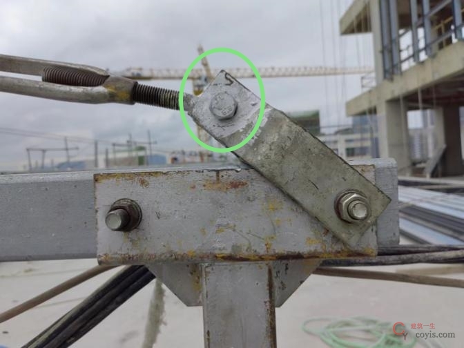 【正确】后支架与横梁采用高强度螺栓连接