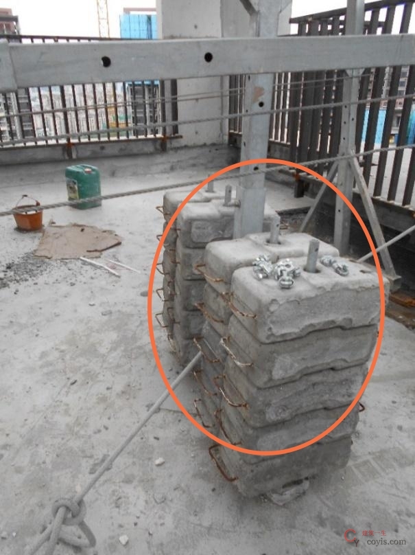 【隐患】配重块未锁住以防止未授权人员拆除