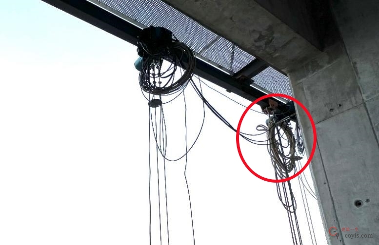 【隐患】安全绳固定在轨道上