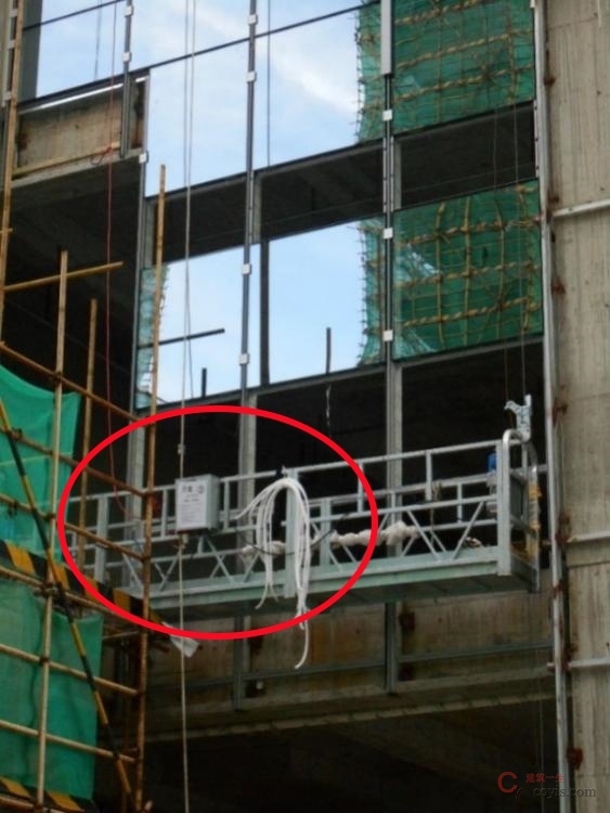 【隐患】悬吊平台运行通道有障碍物