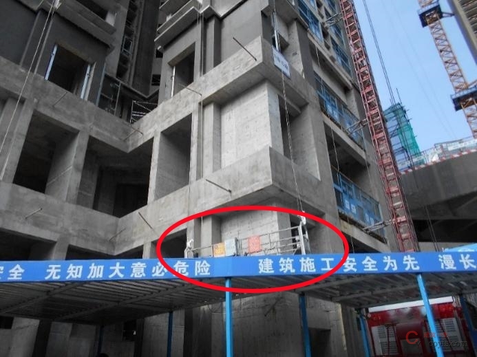 【隐患】悬吊平台运行通道有障碍物