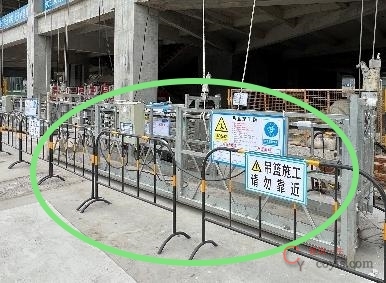 【正确】地面设有安全警示护栏