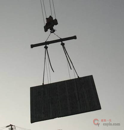 第二种吊点形式是在PC结构上边沿预埋螺栓套筒,将带有吊环的高强螺栓拧进螺栓套筒,用钢扁担将PC结构吊装到应该施工的位置。