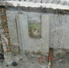 按编号和吊装流程对照轴线、墙板控制线逐块就位设置墙板与楼板限位装置,做好板墙内侧加固。