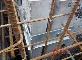 按编号和吊装流程对照轴线、墙板控制线逐块就位设置墙板与楼板限位装置，做好板墙内侧加固。