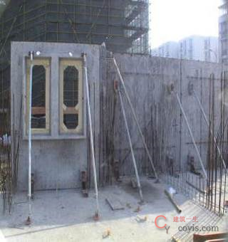 设置构件支撑及临时固定,在施工的过程中板—板连接件的紧固方式应按图纸要求安装,