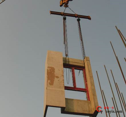 塔吊吊点脱钩，进行下一墙板安装，并循环重复。