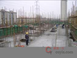 上午结构弹线、砼养护、吊钢筋