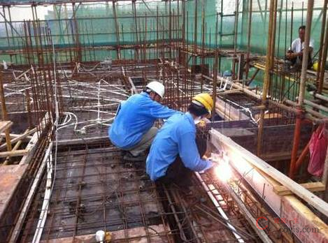 模板安装完成,楼板钢筋绑扎、 水电管线预埋